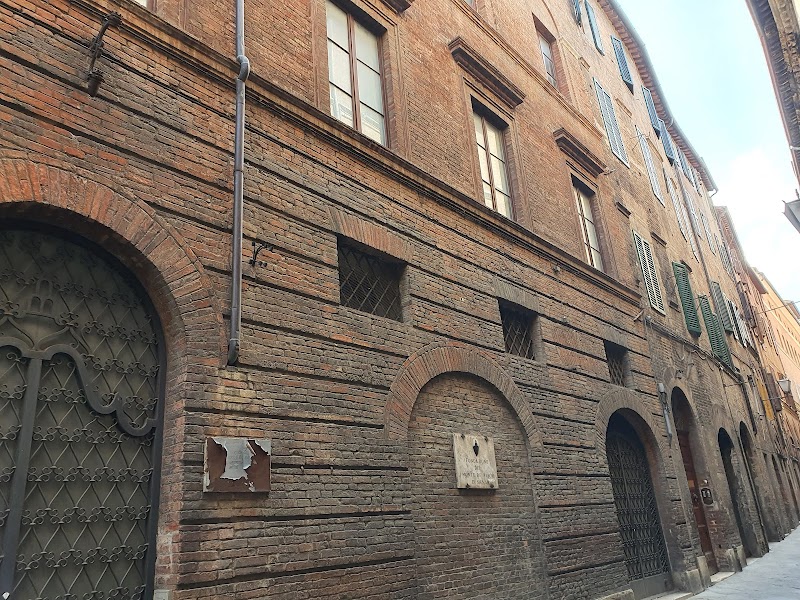 All'Ombra Della Torre